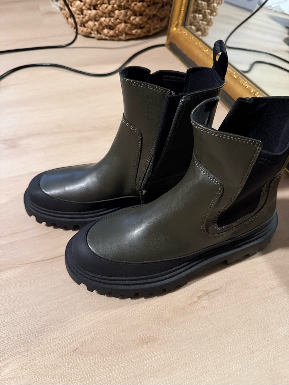 Zara Women’s Olive Green and Black Chelsea Boots
